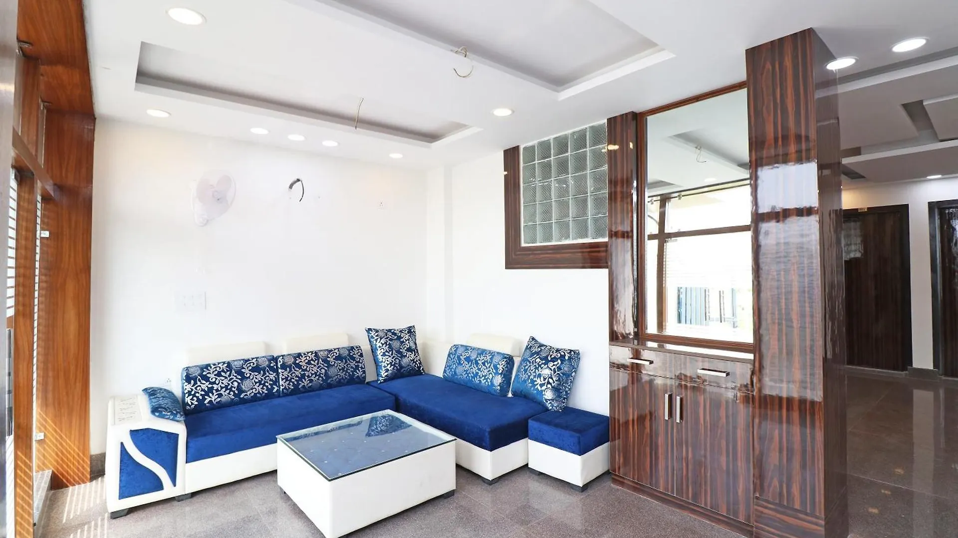 Hotel O N R Residency Gurgaon Indien